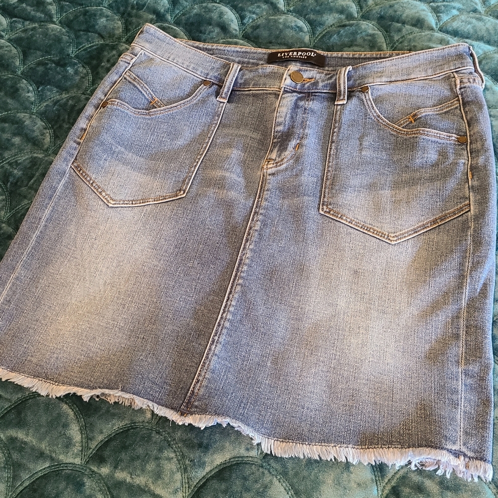 Adorable 💕Liverpool denim skirt
